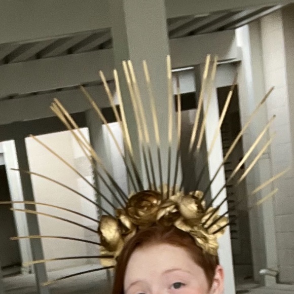 Golden floral halo spike crown - Picture 3 of 9